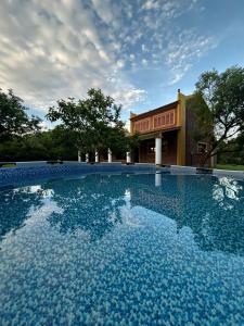ein großes Schwimmbad vor einem Gebäude in der Unterkunft Chácara das Flores in Viamão