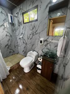 UpalaにあるCabaña Colibríの大理石のバスルーム(トイレ、シンク付)