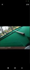 een biljartkeu op een groene tafel bij Recanto ceu azul in São Pedro