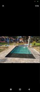 een foto van een zwembad met bij Recanto ceu azul in São Pedro