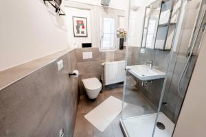 Ένα μπάνιο στο Gartenwohnung-Terrasse-3 Schlafzimmer-85ZollTV-Arcade