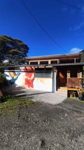 ein Haus mit einem Gemälde auf der Seite in der Unterkunft La Casa de Martin in Baños