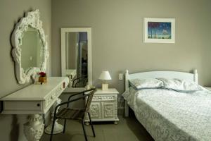 a bedroom with a bed and a desk and a mirror at Apartamento Riviera na Praça das Artes Módulo 6 in Riviera de São Lourenço +31 photos