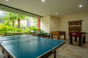 a ping pong table in a room with a pool table at Apartamento Riviera na Praça das Artes Módulo 6 in Riviera de São Lourenço