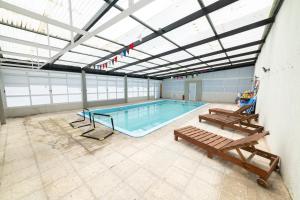 Palmeras Departamentos في سانتا تيريسيتا: حمام سباحة كبير في مبنى كبير