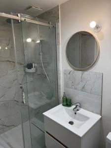 Ένα μπάνιο στο Charming cozy house near Paris and Disney