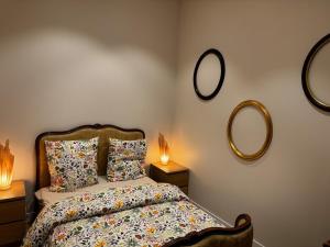 Ένα ή περισσότερα κρεβάτια σε δωμάτιο στο Charming cozy house near Paris and Disney