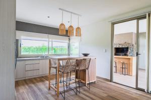 Kuchyň nebo kuchyňský kout v ubytování MOT Wine Country 3 Bd Villa Tupungato + 61 fotografií