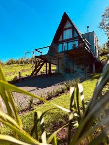 een huis op een grasveld bij Cabana Dolce Vino in Fraiburgo +30 foto's