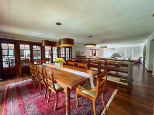 a dining room with a wooden table and chairs at Teresopolis casa ampla em clube com piscina in Teresópolis