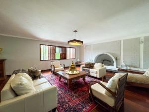a large living room with couches and a coffee table at Teresopolis casa ampla em clube com piscina in Teresópolis