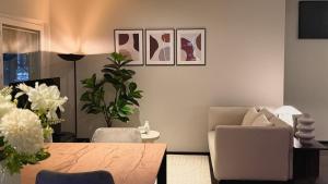 ein Esszimmer mit Tisch und Stühlen in der Unterkunft Design home with sauna and spa in central Helsinki in Helsinki