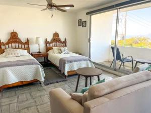un soggiorno con due letti e un divano di Villa Centenario a Mazatlán