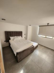 Giường trong phòng chung tại Eureka Living