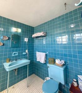 un bagno blu con un water e un lavandino di Villa Centenario a Mazatlán