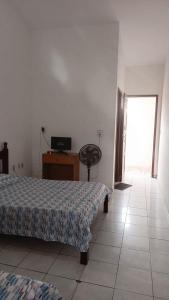 Un dormitorio con una cama y una mesa y una ventana. en Hotel Paraiso do Sol de Itarema, en Itarema