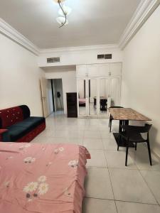 Paradise Living في فيصل آباد: غرفة معيشة بها أريكة وطاولة