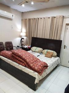 Paradise Living في فيصل آباد: غرفة نوم بها سرير كبير في الغرفة