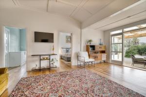 TV a/nebo společenská místnost v ubytování The Bach In Mangawhai