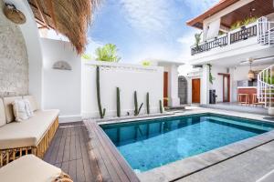 eine Villa mit Swimmingpool und ein Haus in der Unterkunft Boho Majipso Dreamy in Munggu