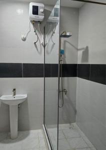 ein Badezimmer mit Dusche und Waschbecken in der Unterkunft Haven Height Executive Luxury Apartment in Lekki + 9 Fotos