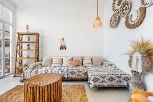 ein Wohnzimmer mit Sofa und Tisch in der Unterkunft Boho Majipso Dreamy in Munggu + 64 Fotos