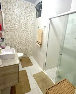 Un baño con ducha, lavabo e inodoro. en Casa na vila de pescadores de Baixio, en Baixio