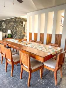 un tavolo da pranzo con sedie e un grande tavolo di Villa Centenario a Mazatlán