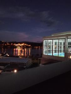 La mejor ubicación y tú mejor opción en Paipa في بايبا: مبنى مطل على الماء ليلا