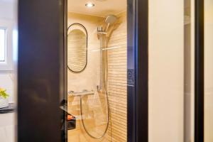 a shower with a glass door in a bathroom at Paris-Eiffel, bienvenue -terrasse -Netflix in Pantin +20 photos