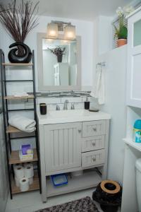 Ένα μπάνιο στο One-bedroom guest suite with private entry +44 φωτογραφίες