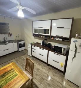 Η κουζίνα ή μικρή κουζίνα στο Casa na vila de pescadores de Baixio