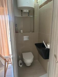 にあるCharmante Maisonのトイレと洗面台のある小さなバスルーム