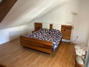 にあるCharmante Maisonの部屋に木製のベッドがある寝室