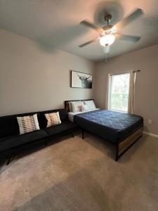 Кровать или кровати в номере Cozy 2BR Townhome with Parking Near Valdosta Hotspots