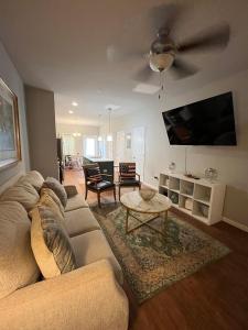 Телевизор и/или развлекательный центр в Cozy 2BR Townhome with Parking Near Valdosta Hotspots