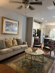 Гостиная зона в Cozy 2BR Townhome with Parking Near Valdosta Hotspots