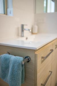 克莱尔Donnybrook Cottages - Hutt River的一间带水槽和毛巾架的浴室 更多27张照片