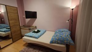 Ένα ή περισσότερα κρεβάτια σε δωμάτιο στο Przy Zamku