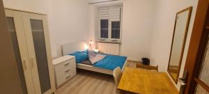 Centrally located cozy apartment في كراكوف: غرفة صغيرة بها سرير ونافذة