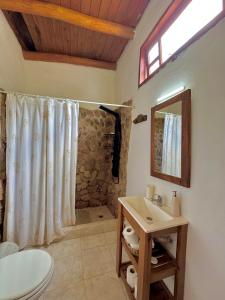 Ένα μπάνιο στο Cabañas con pileta - 7 Colores Casas Serranas