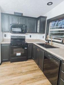 Η κουζίνα ή μικρή κουζίνα στο The Rustic Retreat - 1 mile from Turkey Run