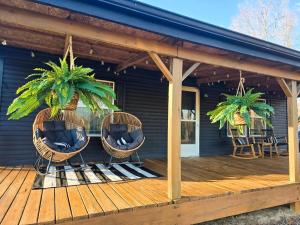 Μπαλκόνι ή βεράντα στο The Rustic Retreat - 1 mile from Turkey Run +12 φωτογραφίες