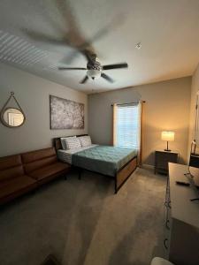 ein Zimmer mit einem Bett und einem Deckenventilator in der Unterkunft 2BR Townhome in Valdosta Private Convenient Spacious in Valdosta + 43 Fotos