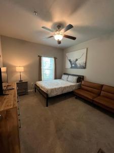 Ένα ή περισσότερα κρεβάτια σε δωμάτιο στο 2BR Townhome in Valdosta Private Convenient Spacious