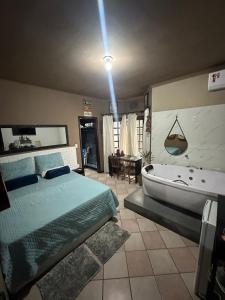 una camera da letto con un letto e una vasca da bagno di Nômades Club House a Balneário Camboriú