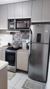 een keuken met een roestvrijstalen koelkast en apparatuur bij Apartamento Santa Isabel in Cuiabá