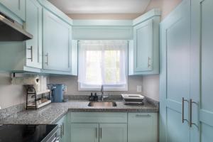 Η κουζίνα ή μικρή κουζίνα στο Lumora - Cozy 2-BD Condo in French Cay +11 φωτογραφίες