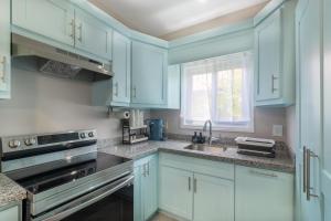 Η κουζίνα ή μικρή κουζίνα στο Lumora - Cozy 2-BD Condo in French Cay