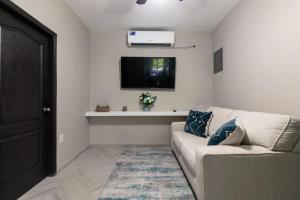 Μια τηλεόραση ή/και κέντρο ψυχαγωγίας στο Lumora - Cozy 2-BD Condo in French Cay